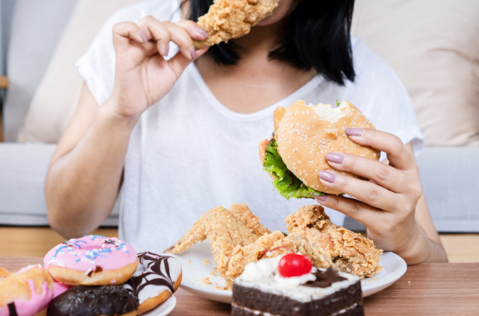 pessoa com compulsão alimentar